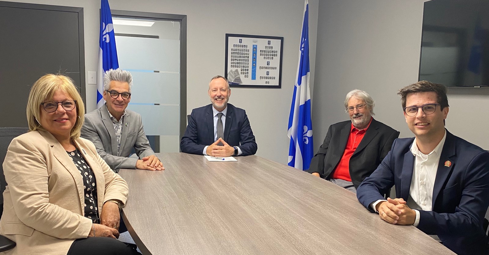 De gauche à droite: la mairesse de Yamaska, Diane De Tonnancourt, le maire de Sorel-Tracy, Serge Péloquin, le député de Richelieu, Jean-Bernard Émond, le maire de Sainte-Anne-de-Sorel, Michel Péloquin et le maire de Saint-Joseph-de-Sorel, Vincent Deguise.