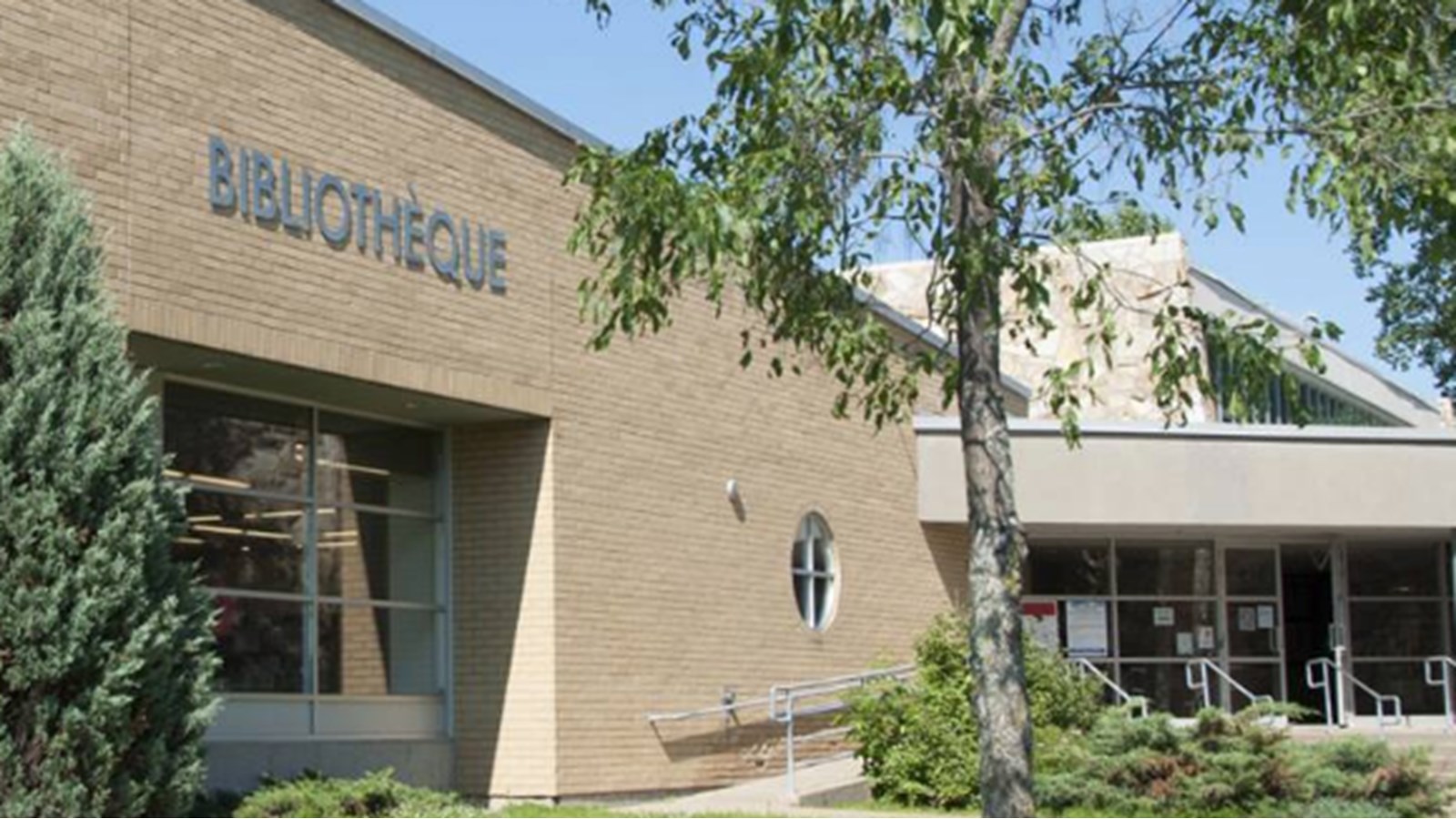 Des espaces de travail sont offerts dans les deux bibliothèques : 4 tables et 2 postes informatiques à la bibliothèque Marie-Didace (3015, place des Loisirs), et 5 tables et 2 postes informatiques à la bibliothèque « Le Survenant » (145, rue George)