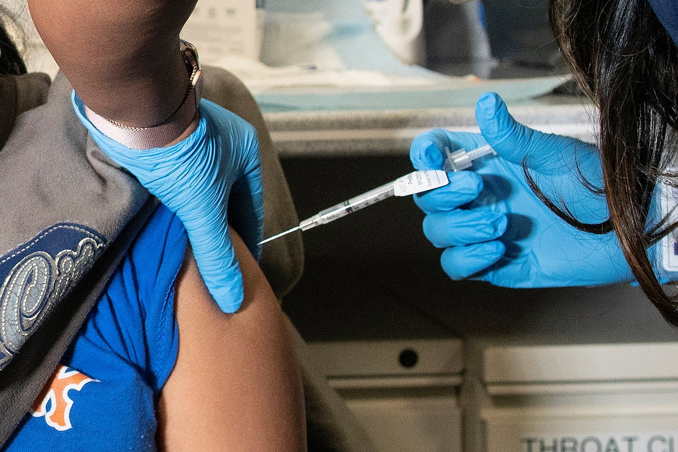 COVID-19: Les gens infectés devraient aussi être vaccinés