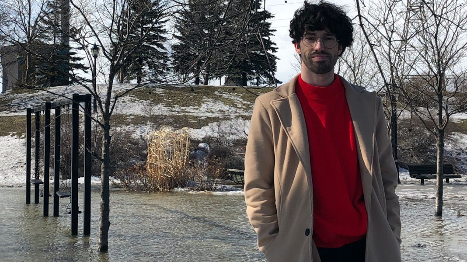 Écouteurs aux oreilles, le public est convié à découvrir, ou redécouvrir, à pied le territoire de cette ville caractérisé par les parcs, le fleuve et la rivière, les cheminées des usines et leurs nuages éphémères