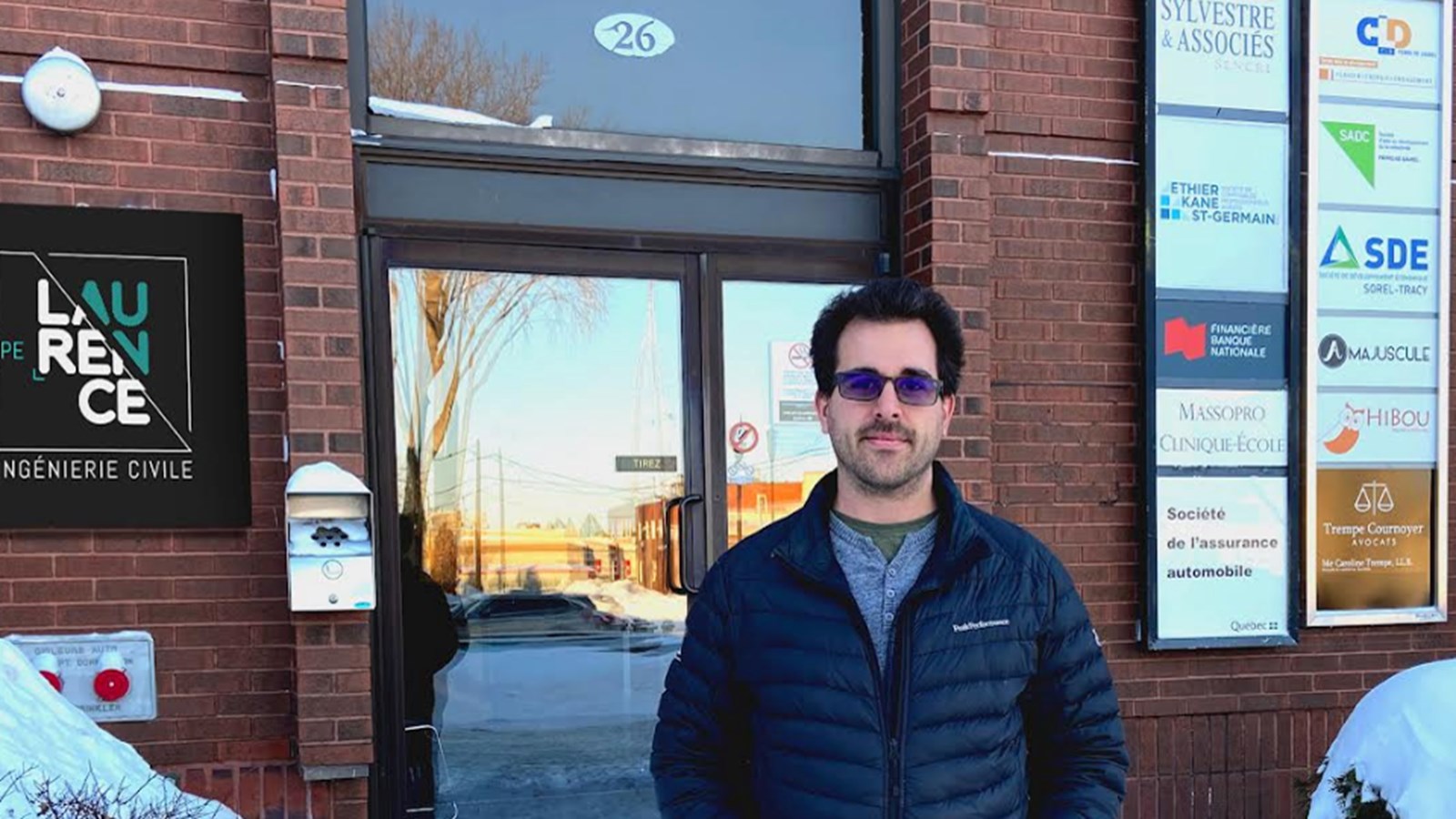 L’associé-responsable à Sorel-Tracy d’Équipe Laurence, Régis Doré, ing prend la pose devant ses nouveaux bureaux