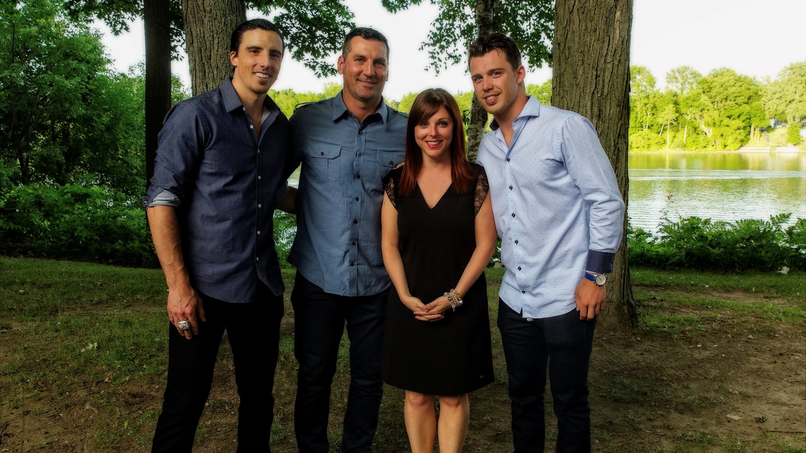 Myriam Arpin, directrice générale de la Fondation du Cégep de Sorel-Tracy entourée de François Beauchemin, adjoint au directeur du développement des joueurs des Ducks d’Anaheim, Marc-André Fleury, du Wild du Minnesota, et Anthony Beauvillier, des Islanders de New York.