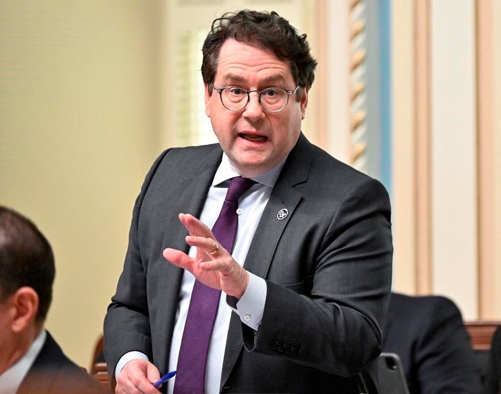 Inconduite sexuelle dans les écoles: Bernard Drainville crée la ligne 1-833-DENONCE