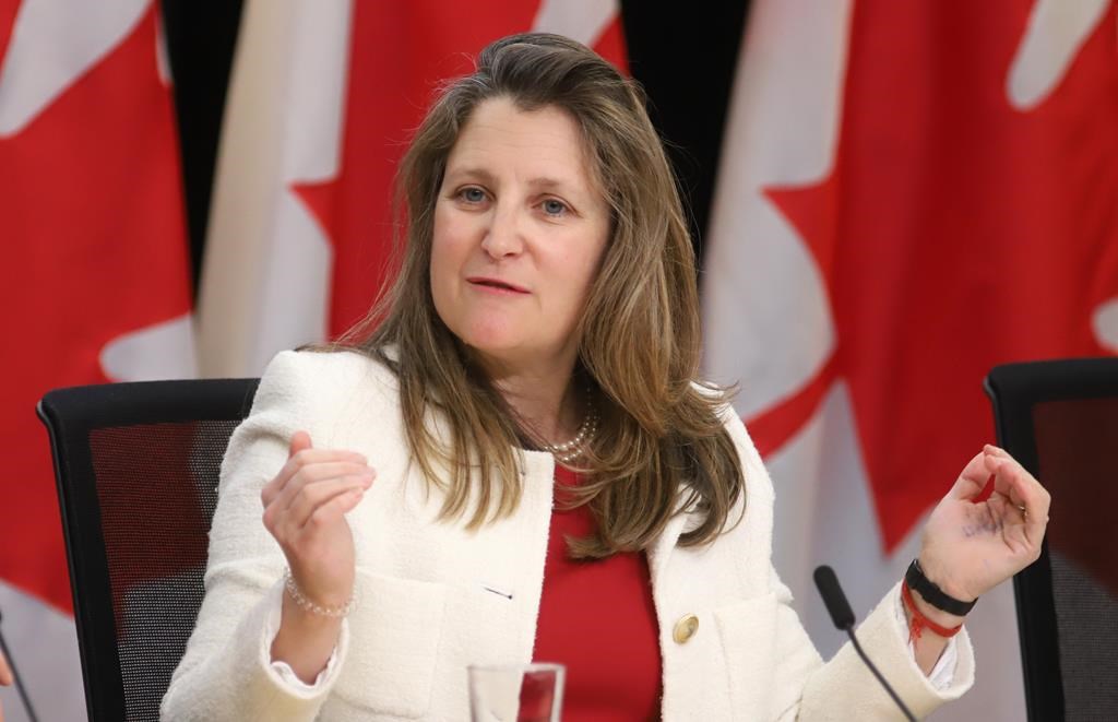 Freeland n'exclut pas de hausser les impôts des sociétés et des plus riches