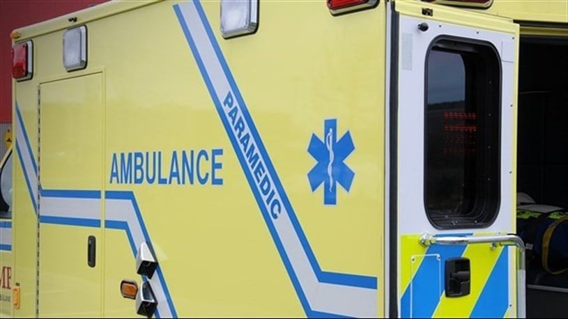 On soupçonne que les conditions routières et les forts vents qui affectaient le Québec ce jour-là pourraient être en cause dans l’accident.
