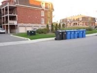 Il est interdit de placer ces bacs de déchets noirs comme suit sur la rue Jacques Lavigne à Sainte-Thérèse.