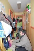 Les corridors pour mettre les manteaux des enfants et les aider à mettre leurs bottes sont plutôt étroits au CPE Marie Quat Poches.