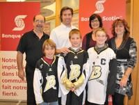Daniel Blanchette, présidente de l AHMB, Patrick Boileau, directeur de l académie Joël Bouchard, Francine Bossé, de la Banque Scotia et Ginette Lanoie, présidente du tournoi, étaient accompagnés de jeunes joueurs qui prendront part au tournoi.