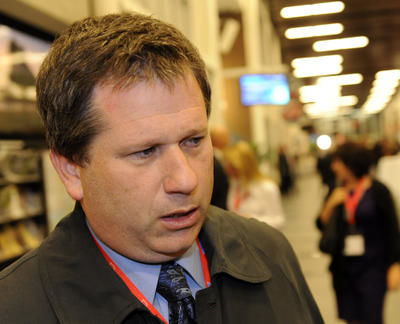 LÉVIS, 13 novembre 2010- Victime d'une poursuite bâillon par le passé, le militant libéral Martin Drapeau est sorti de l'ombre hier matin au conseil général du Parti libéral du Québec.