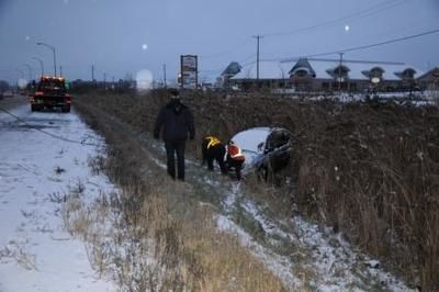 Cet automobiliste a perdu le contrôle de son véhicule en raison de la chaussée glissante et s'est retrouvé dans le fossé.