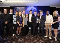 Le président du FC Boisbriand, Jean Lacroix, et l ancien président, Yves Ranger, tiennent le trophée du Club de l année entre leurs mains en compagnie de joueurs, entraîneurs et représentants du FC Boisbriand.