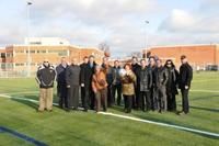La mairesse de Boisbriand, Marlène Cordato, et la présidente de la Commission scolaire de la Seigneurie des Mille-Îles (CSSMÎ), Paule Fortier, ont lancé les ballons de soccer et de football symbolique pour officialiser la fin des travaux d aménagement du nouveau terrain de surface synthétique multisports. Elles étaient accompagnées de membres du conseil municipal, de l école Jean-Jacques-Rousseau, de la communauté sportive et de l entrepreneur pour l occasion.