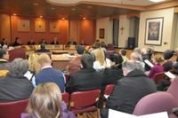 La salle du conseil municipal était remplie à pleine capacité alors que la mairesse a tenu à s expliquer sur les vérifications qui prévalent présentement sur la Ville de Sainte-Thérèse.
