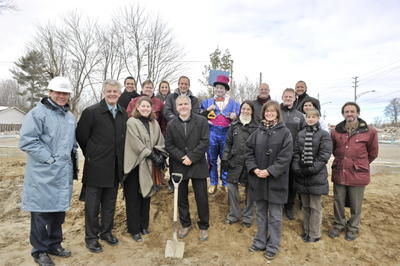 Marc Perreault, Landco Construction, Serge Paquette, maire suppléant de Blainville, Marie-Josée Gagnon, attachée politique de Daniel Ratthé, Benoit Pleau, directeur général CPE de Blainville, Mélanie Fortin, conseillère pédagogique, Martine Lockhead, directrice adjointe et coordonnatrice installations III, Julie Dupras, coordonnatrice installations II et Serge Robitaille, conseiller famille territoire Nord-Ouest du MFA. En arrière : Roger Lupien, président du conseil d administration du CPE de Blainville, Simone Beaulne, ingénieur en mécanique électricité, Caroline Buist, membre du conseil d administration du CPE de Blainville, Mario Allard, architecte du projet, Ben la Barouette (Les Transporteurs de Rêves), Jean-François Proulx, membre du conseil d administration du CPE de Blainville, Luc Savard, comptable, Martin St-Pierre, membre du conseil CPE Blainville, Kathie Lafrance, conseillère pédagogique.