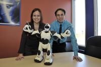 Sandra Fradet, vice-présidente de Robot Shop et Mario Tremblay, le Président-directeur général, posent fièrement avec des robots de la compagnie de Boisbriand.