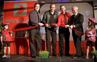 Louis Garneau a coupé le ruban pour officialiser l ouverture de Studio Cycle / Garneau Concept à Boisbriand entouré des trois copropriétaires:Ghyslain Larose, Pascal Gagné, Jean-Pascal Lion ainsi que deux de leurs jeunes enfants devant une centaine d invités.