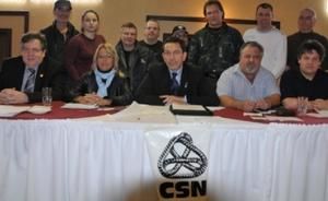 René Gauvreault, député de Groulx, Louise Jetté, présidente du conseil Centrale des Laurentides CSN, Alain Lampron, président Fédération de la métallurgie CSN, Gilles Rolland, représentant syndical, Stéphane Côté, représentant syndical. (En arrière) : Les employés Ronny Vachon, Patricia Nadeau, Daniel Langlois, Gilles Pelletier, Michel Bergeron, Guy Provencher, Éric Salvarin et Yvan Nadeau.