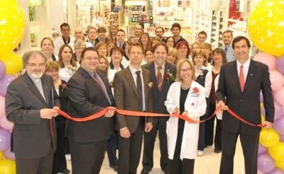 La pharmacienne propriétaire, Marie-Claude Favreau, a coupé le ruban d inauguration en compagnie du Curé Michel Forget, du maire de Lorraine Ramez Ayoub, de son mari Marc Pelchat, du maire de Bois-des-Filion Paul Larocque et de François J. Coutu, président et chef de la direction du Groupe Jean Coutu.