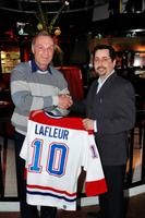 Guy Lafleur a remis cordialement son dernier chandail qu'il a porté dans sa carrière à Guy Boisvert, président de l'Oasis.
