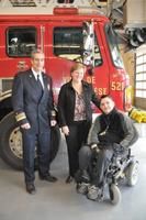 Richard Grenier, directeur du Service de sécurité incendie, Sylvie Surprenant, mairesse de Sainte-Thérèse et Paul Desjardins, nouvellement inscrit au Programme d intervention d urgence adaptée