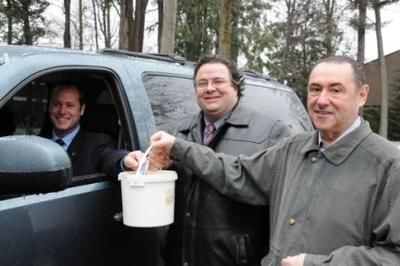 Le maire de Lorraine, Ramez Ayoub, et le Grand Chevalier des Chevaliers de Colomb, Roger Gauthier, appellent les gens à la générosité. Crédit: Josiane Yelle