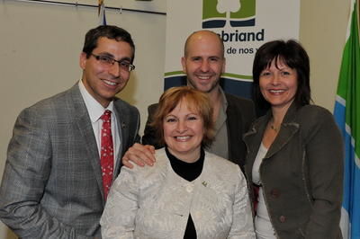 Sont présents sur la photo : Vincent Auclair, député de Vimont, Marlène Cordato, mairesse de Boisbriand, Sébastien Gauthier, codirecteur du Petit Théâtre du nord et Manon Fortin, directrice générale et artistique du Théâtre Lionel-Groulx. Crédit: Yves Ranger