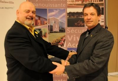Oneil Charron cède la présidence de la Société hippique de Blainville à Guy Frigon. Crédit: Josiane Yelle