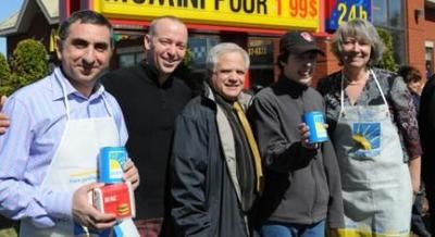 Sont présents sur la photo : Albert Lévy, franchisé McDonald s de la MRC Thérèse-De Blainville, Guy Jodoin, comédien, Jean-Pierre Leboeuf, directeur général de la Société de l autisme des Laurentides, William Guilbault, enfant bénéficiant des services de l organisme, ainsi que Guylaine Robert, directrice générale de la Fondation autisme Laurentides. Crédit: Josiane Yelle