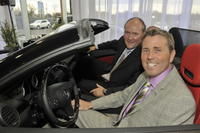 Jean-François Hamel, président de Mercedes-Benz Blainville et Marcus Breitschwerdt, président de Mercedes Benz Canada, posent à bord d un véhicule du tout nouveau concessionnaire.