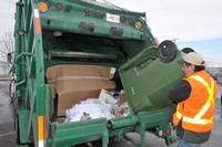 Pierre Laporte vide les conteneurs afin de pallier au recyclage de plusieurs entreprises de la région.
