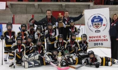 Les Faucons Novice C de Sainte-Anne-des-Plaines et de Bois-des-Filion ainsi que l équipe d entraîneurs étaient très fiers de cette consécration.