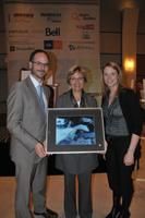 Ginette Lehoux, vice-présidente Croissance Gaz Métro, entourée d Étienne Ruel et Véronique Leblanc, respectivement président et directrice générale de la CCITB.