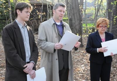 Sylvain Perron et Lyne Rémillard, ex-conseillers municipaux, s inquiètent pour l avenir de la forêt du Grand Coteau. Crédit: Josiane Yelle