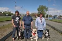 Marie-Thérèse Filion accompagnée de deux signataires de la pétition et de leurs chiens respectifs.