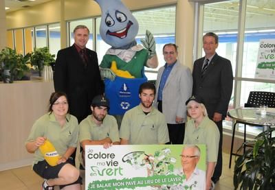 La mascotte, M. Écolo, est entourée du maire, François Cantin, du vice-président et du président de la Commission du développement durable et de l environnement, Alain Portelance et Guy Frigon et de certains des employés de la municipalité. Crédit: Josiane Yelle