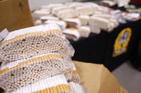 FD-saisie cigarettes, Laval - 27 août 2009 - Les policiers de Laval ont procédé mercredi à la saisie de 105 000 cigarettes de contrebande, évaluées à 40 000$, en plus d arrêter deux hommes qui en faisaient le commerce illégal. L enquête des policiers sur le sujet a débuté il y a maintenant plusieurs semaines après avoir appris qu un individu distribuait des cartes d affaires afin de liquider son produit. Les 10 caisses de tabac ont une valeur évaluée à 40 000$. (QMI-0908271150C.JPG)