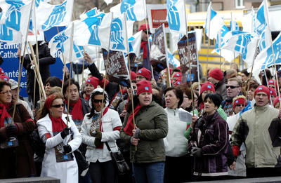 Les infirmières étaient nombreuses à manifester, en avril dernier, devant les bureaux du ministre Yves Bolduc.