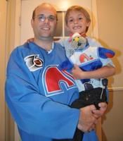 Jonathan Nadeau affiche fièrement les couleurs des défunts Nordiques de Québec avec son fils Olivier qui a un toutou de l ancienne mascotte des Nordiques, Badaboum.