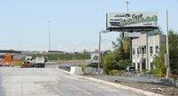 Le graffiti <I>saute aux yeux<I\> lorsque l on sort à la sortie 20 de l autoroute 15 Nord.