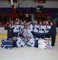 Tous les joueurs et entraîneurs des Bastions de Blainville étaient réunis pour la photo de consécration de leur victoire au tournoi.