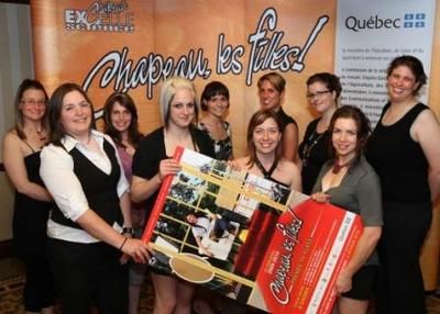 Les lauréates nationales de Chapeau, les filles! venant de Laval - Laurentides - Lanaudière sont (de g. à d. première rangée) : Valérie Courtois, Lady-Roxane Fournier, Cynthia Grisé, Martine Piché, Marie-Ève Tremblay et Marie-Louise De Wever. Deuxième rangée : Marianne Dumont, Karine Girard, Guylaine Tremblay et Marie-Soleil Bergeron Turcot.
