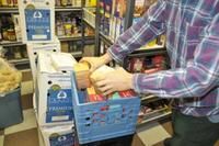 Photo Simon DessureaultYannick se présente tous les mercredis matin au Centre d entraide Thérèse-De Blainville pour préparer les comptoirs de la distribution alimentaire de cette journée.