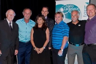 (Photo collaboration spéciale) Des personnalités connues tels que Guy Lafleur, Dickye Moore, Donald Audette, Paulin Bordeleau, Patrick Poulin et Fabienne Larouche étaient présentes lors de cette soirée pour la Fondation La Source d'Espoir. Le président d honneur de cet événement, Jean-François Trudeau, vice-président au Développement des affaires des Laboratoires Choisy, est également sur la photo.