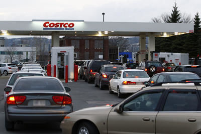 (Photo Agence QMI) Le prix élevé de l'essence fait parfois faire des affaires d'or à la chaîne Costco qui vend celle-ci à ses membres plusieurs cents en dessous du prix moyen en vigueur.