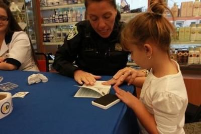 (Photo Écho de la Rive-Nord/ Sylvain Charest) L identification de son enfant est possible durant toute l année. Les parents doivent contacter leur Service de police municipal pour pouvoir faire des arrangements en ce sens.