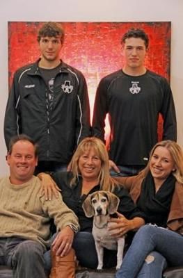 (Photo Écho de la Rive-Nord/Sylvain Charest) Ilya Nikolaev et Jonathan Narbonne sont très heureux avec la famille Tardivel et leur chien Magy avec qui ils ont également tissé un lien.