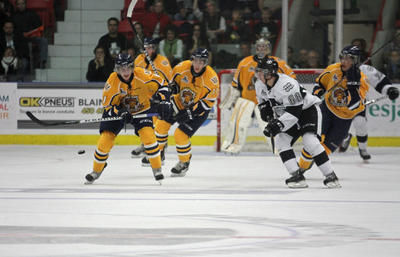 (Photo cho de la Rive-Nord/Sylvain Charest) Lattaque des Cataractes a t plus opportuniste que celle de lArmada durant ce match.[Boisbriand] le 8 octobre 2011.