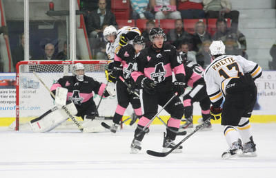 (Photo Sylvain Charest / Écho de la Rive-Nord) L'Armada arborait le rose pour ce match alors que les profits de la fin de semaine seront remis à la Fondation du cancer du sein du Québec.