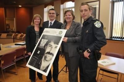 Photo Simon DessureaultSylvie Tremblay, du bureau des ressources humaines de la Régie de police, l inspecteur Jacques Caza, Sylvie Surprenant, la présidente de la Régie et Mathieu Rioux, policier membre du comité Movember et instigateur du projet lors du dévoilement de l initiative.