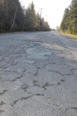 (Photo Simon Dessureault) La piètre qualité de l'asphalte du Rang St-François irrite les résidants du secteur.